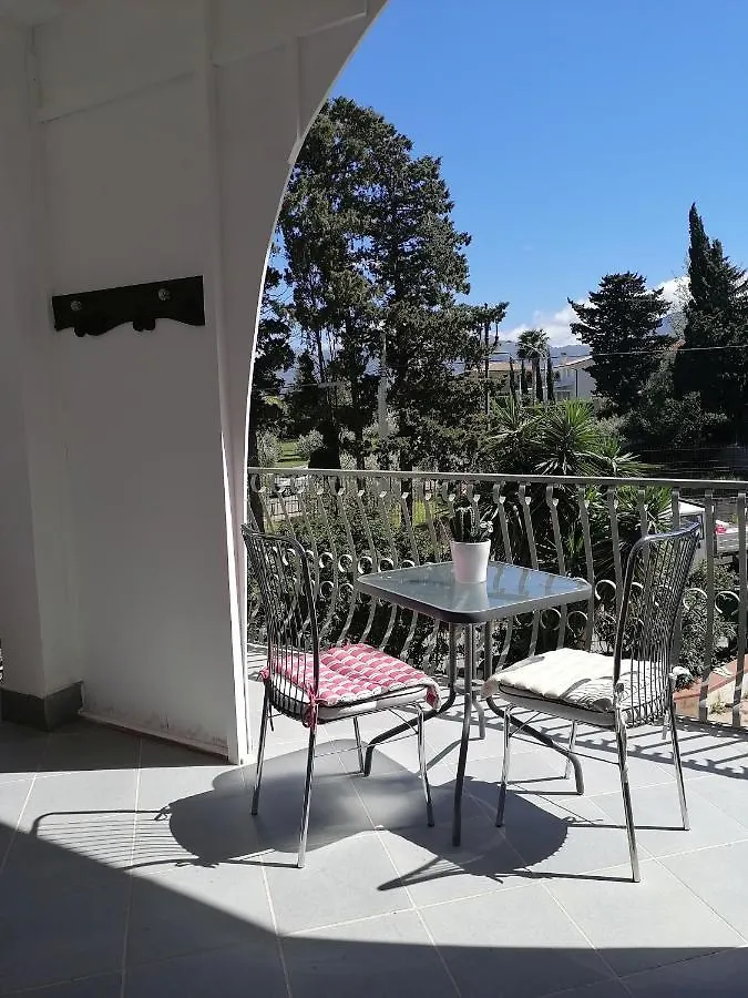 Camera Vicino L'Aeroporto Di Palermo Carini Italien