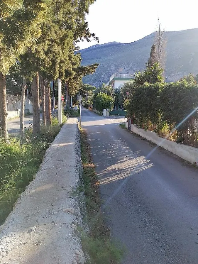 Camera Vicino L'Aeroporto Di Palermo Carini Frühstückspension